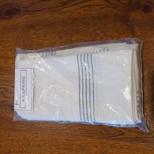 New! Dinner napkins set of 4.